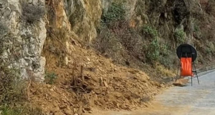 Frana sulla Sp 52 all'altezza di Castelvecchio di Rocca Barbena: viabilità interrotta