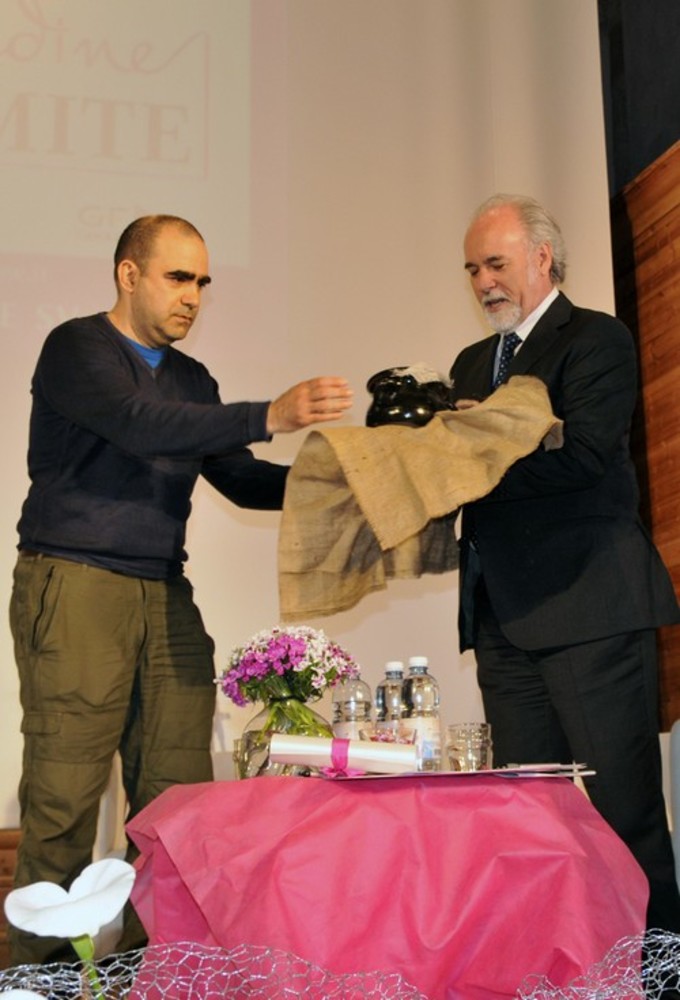 La consegna del premio “Inquieto dell’anno”, andato la scorsa edizione a Elio La consegna del premio “Inquieto dell’anno”, andato la scorsa edizione a Elio