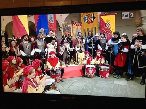 I finalesi in costume con l'inviata Roberta Gangeri, in collegamento in diretta su Rai 2 I finalesi in costume con l'inviata Roberta Gangeri, in collegamento in diretta su Rai 2