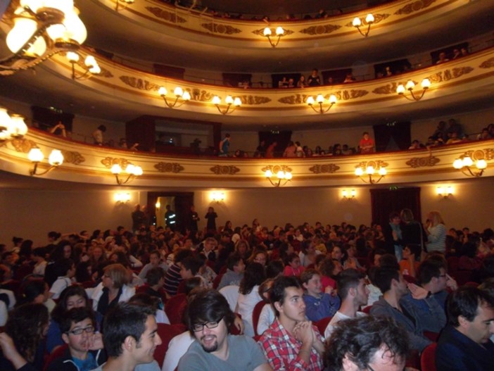 Teatro Chiabrera gremito di giovani per la chiusura di "Fabbriche Aperte"