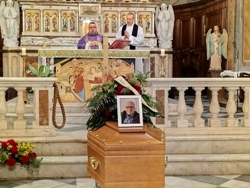 Borgio Verezzi saluta commossa l'ex sindaco Enrico Rembado: gremita la chiesa di San Pietro (FOTO)