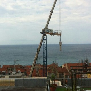 Finale Ligure, spettacolare intervento di rimozione di una gru