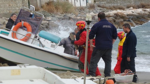 Finale Ligure, rubano due barche e poi le abbandonano su una spiaggia