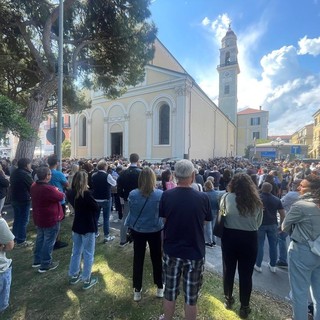 A Diano Marina ultimo saluto in musica a Valerio Abbo il cantante-albergatore morto in un incidente sulla A10