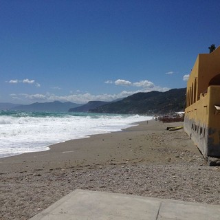 Mareggiata a Finale Ligure, l'assessore Guzzi: "Abbiamo avuto qualche danno, ma la situazione è sotto controllo" (VIDEO) Mareggiata a Finale Ligure, l'assessore Guzzi: "Abbiamo avuto qualche danno, ma la situazione è sotto controllo" (VIDEO)