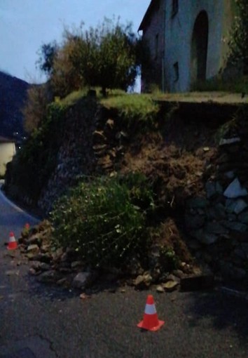 Tovo, frana un muro sulla carreggiata a Bardino Vecchio. Il sindaco: "Fate attenzione"