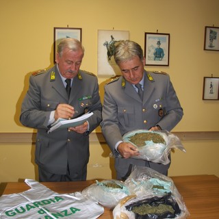 Oltre 4 chili di marijuana trovata dalla Finanza durante un servizio contro l'abusivismo commerciale