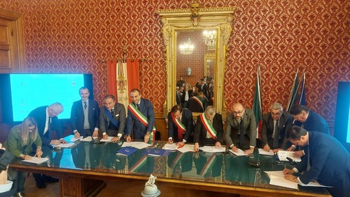 Potenziare i collegamenti tra Savona, Cuneo e Torino: firmato il protocollo di intesa (FOTO E VIDEO) Potenziare i collegamenti tra Savona, Cuneo e Torino: firmato il protocollo di intesa (FOTO E VIDEO)