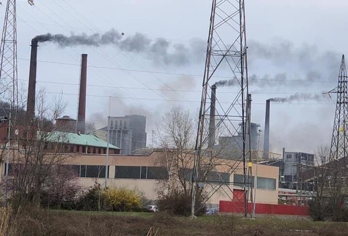 Malfunzionamento all'Italiana Coke, densa coltre di fumo nero nel cielo di Cairo (FOTO) Malfunzionamento all'Italiana Coke, densa coltre di fumo nero nel cielo di Cairo (FOTO)