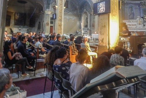 Una folla commossa al funerale di Marzia Sari a Savona