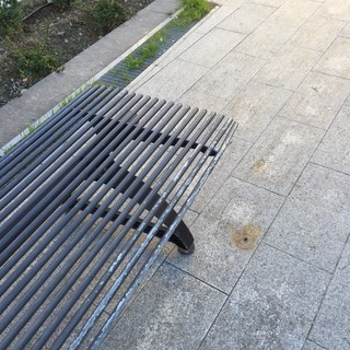 Finale, le panchine di Piazza Donatori di sangue usate come rampe dagli skater: protesta dei residenti del centro