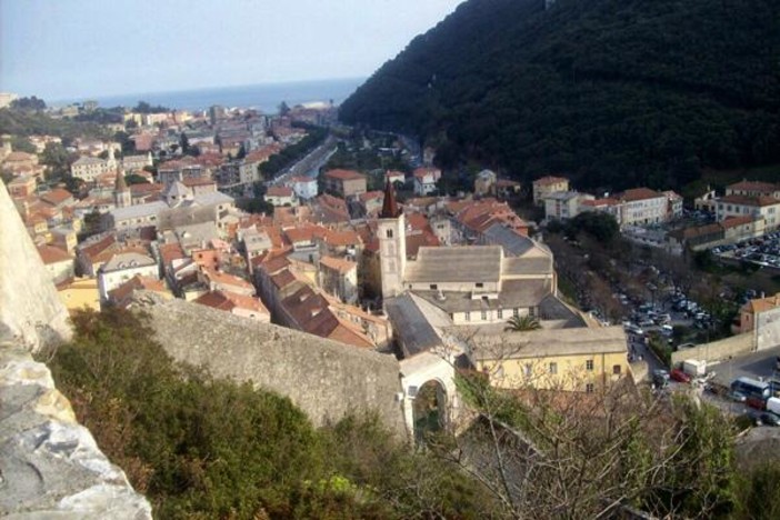 Finale Ligure pulisce il borgo, l'assessore Guzzi: "A breve il nuovo arredo urbano"