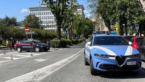 Savona, lite in Piazza del Popolo: intervengono le forze dell'ordine (FOTO)