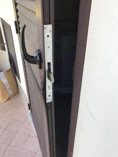 Tentato furto nella casa del sindaco di Casanova Lerrone: "E se ci fosse stata la mia bimba di 4 anni?" (FOTO) Tentato furto nella casa del sindaco di Casanova Lerrone: "E se ci fosse stata la mia bimba di 4 anni?" (FOTO)