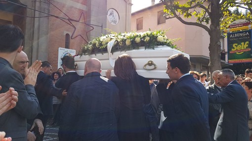 Albenga piange Davide Molinari: oggi l'ultimo saluto Albenga piange Davide Molinari: oggi l'ultimo saluto