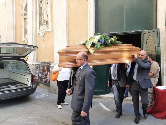 Savona, l’ultimo commosso saluto al dottor Paolo Cavaliere (FOTO)