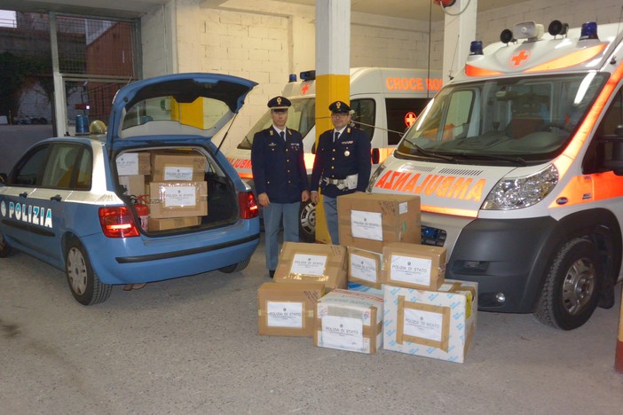 La Polizia di Stato di Alassio dona 500 capi di abbigliamento alla Croce Rossa