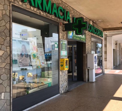 Albissola: installato un defibrillatore acquistato dai cittadini all'esterno della Farmacia della Concordia