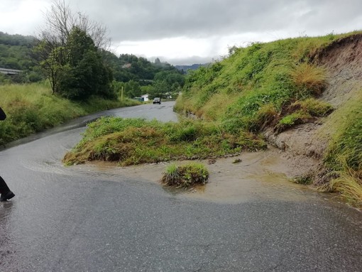Maltempo, frana sulla provinciale tra Marghero e Millesimo: istituito senso unico alternato (FOTO) Maltempo, frana sulla provinciale tra Marghero e Millesimo: istituito senso unico alternato (FOTO)