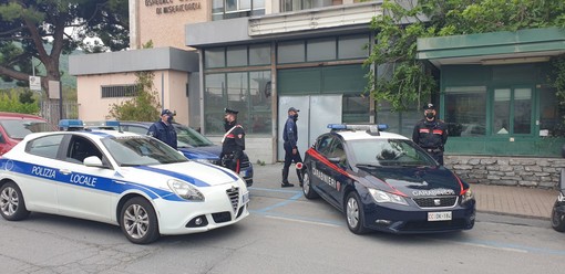 Albenga: carabinieri e polizia municipale setacciano il vecchio ospedale, "casa Cicchero" e i palazzi di via Montalcini Albenga: carabinieri e polizia municipale setacciano il vecchio ospedale, "casa Cicchero" e i palazzi di via Montalcini