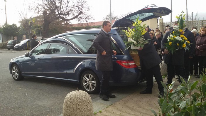 Albenga, una folla commossa per l'ultimo saluto a Michele Mondino