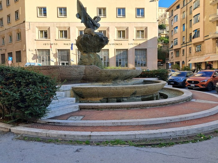 Savona, la "fontana del pesce" senza acqua e spenta, il Comune deve sostituire la pompa