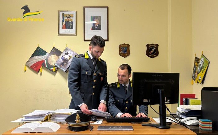 Moto blogger e travel influencer nel mirino della finanza di Albenga: 100mila euro di ricavi non dichiarati (VIDEO)