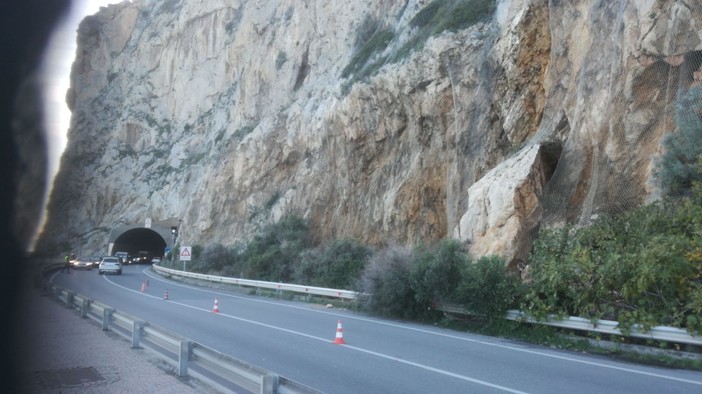 Finale, masso crollato sull'Aurelia: strada chiusa per permettere le verifiche del caso