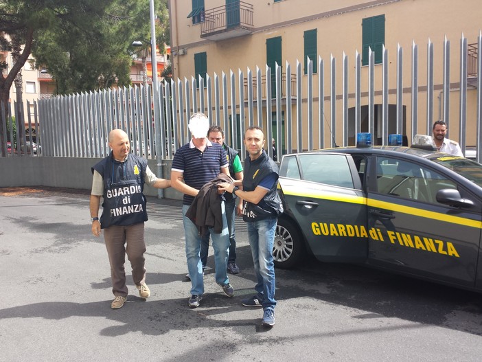 Albenga, blitz della Finanza: arrestato pericoloso latitante romano mentre era dal barbiere