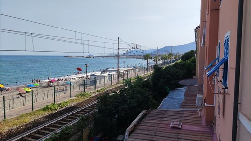 Barriere antirumore lungo la ferrovia, Comune di Pietra pronto a contestare: "Troppo alte e impattanti" Barriere antirumore lungo la ferrovia, Comune di Pietra pronto a contestare: "Troppo alte e impattanti"