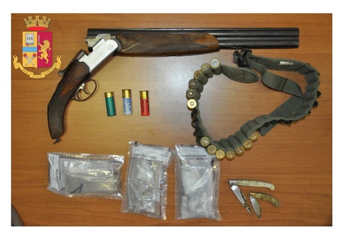 Spara al fratello con un fucile da caccia: 40enne fa scena muta davanti al Gip