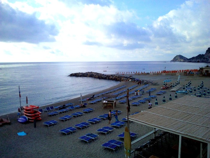 Preoccupazione a Bergeggi: il modello virtuoso della spiaggia libera attrezzata potrebbe cessare Preoccupazione a Bergeggi: il modello virtuoso della spiaggia libera attrezzata potrebbe cessare