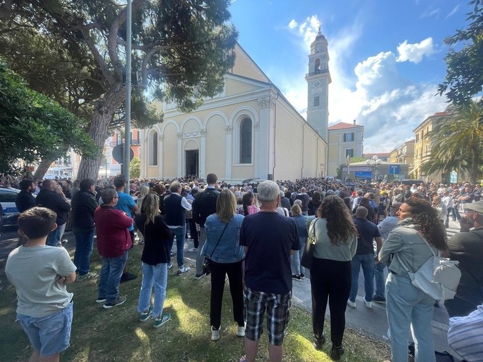 A Diano Marina ultimo saluto in musica a Valerio Abbo il cantante-albergatore morto in un incidente sulla A10