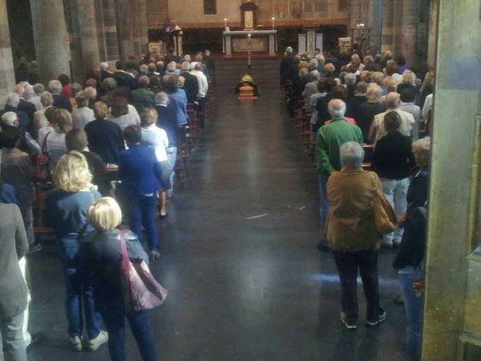 Albenga: una folla commossa per salutare l'Avvocato Fiori Albenga: una folla commossa per salutare l'Avvocato Fiori