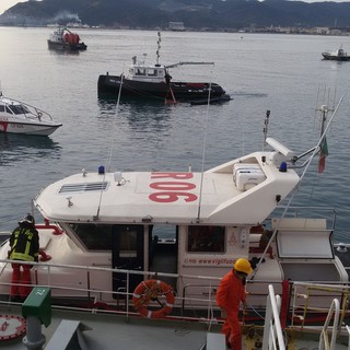 Capitaneria, esercitazione antinquinamento e antincendio nelle acque di Savona