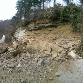 Tragedia sfiorata a Roccavignale: frana invade la strada comunale per Cengio