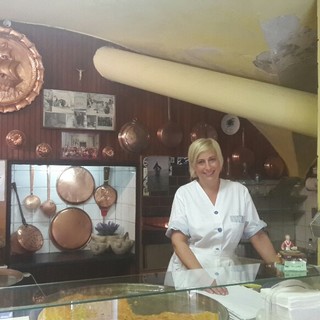 A Pietra Ligure da 146 anni la bottega "Da Virginia",  la farinata in "rosa"
