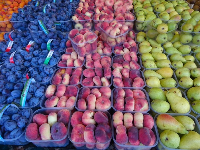 Frutta da mettere nel carrello in estate