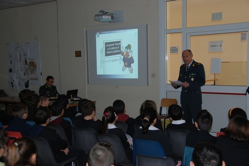A scuola con la Guardia di Finanza di Savona A scuola con la Guardia di Finanza di Savona
