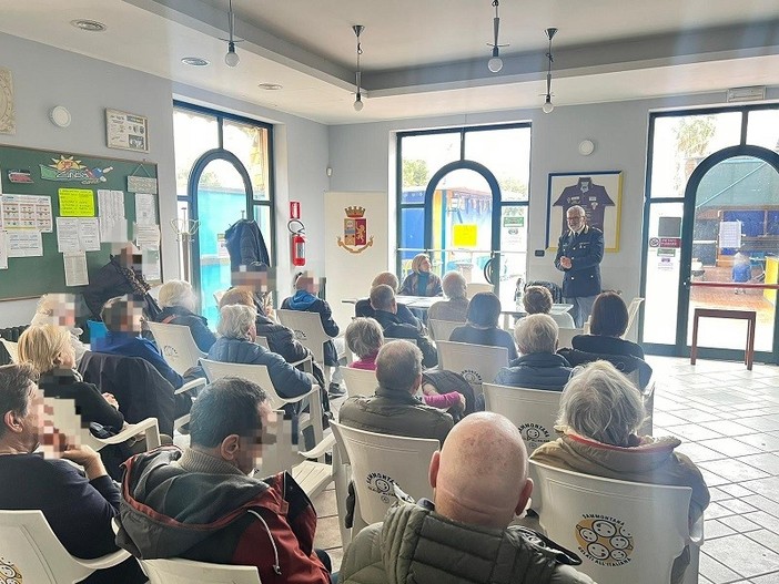 Truffe agli anziani, a Zinola un incontro di prevenzione e sensibilizzazione con la Polizia di Stato