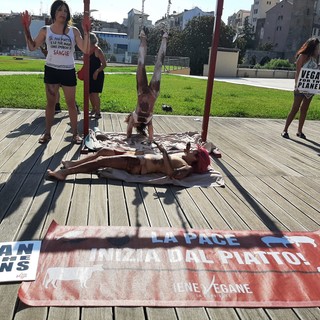 Savona, flashmob di protesta in piazza Guido Rossa: "A testa in giù" contro lo sgozzamento nei mattatoi (GALLERY)