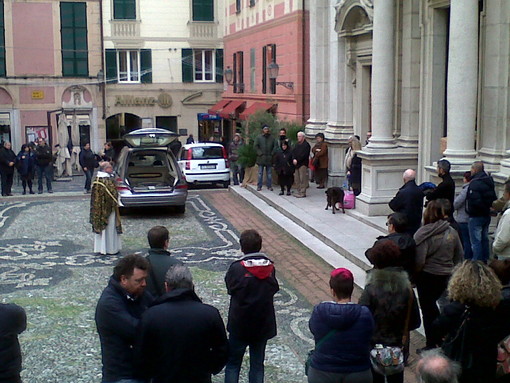 Varazze, una folla commossa per l'ultimo saluto a Riccardo Cinco: "Rispondiamo alla violenza con il bene"