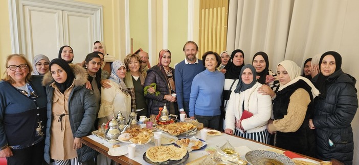 Le 25 allieve del corso di lingua italiana festeggiano la fine del primo trimestre con i dolci della tradizione marocchina Le 25 allieve del corso di lingua italiana festeggiano la fine del primo trimestre con i dolci della tradizione marocchina