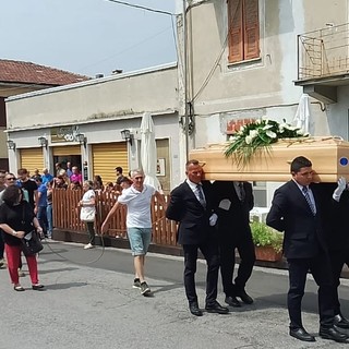 Rocchetta di Cengio, ultimo saluto a Michele “Gimbo” Bruzzone: l’intera frazione si stringe nel dolore