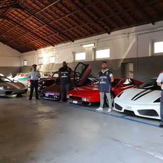 La Guardia di Finanza sequestra un'intera collezione di auto di lusso e d’epoca (FOTO e VIDEO)