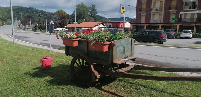 Posizionamento fioriere e sfalcio del verde: Calizzano si prepara all'estate (FOTO)