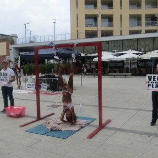 Savona, flashmob di protesta in Darsena: "A testa in giù" contro lo sgozzamento nei mattatoi" (FOTO E VIDEO)