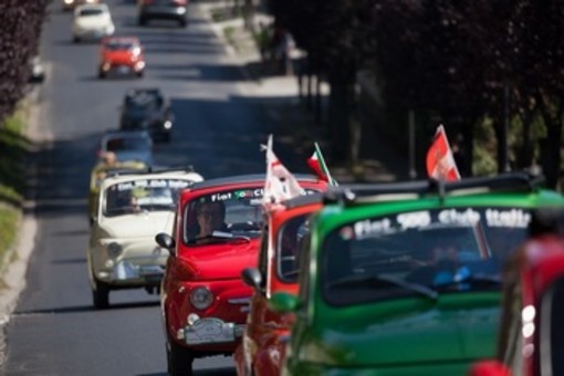 70° anniversario della Nato in Italia: il Fiat 500 Club di Garlenda ospite a Lago Patria