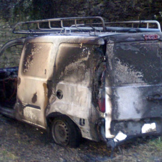 Andora, a fuoco nella notte furgone e magazzino di un attivista della Casa della Legalità: “A Savona… la Mafia c’è” Adesso!