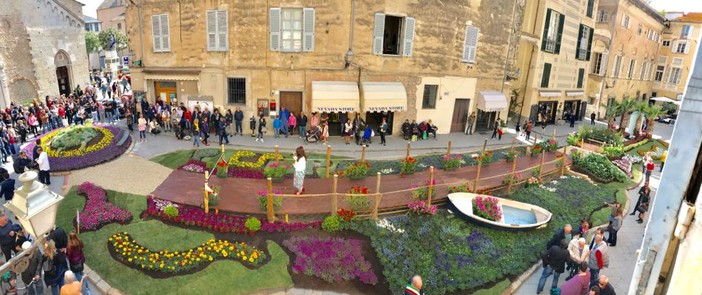 Albenga: passeggiata e chiacchierata floreale con il FAI Albenga: passeggiata e chiacchierata floreale con il FAI